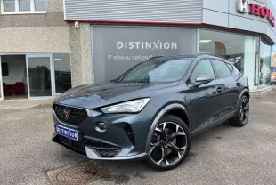 Vue 3/4 avant d'une CUPRA Formentor 1.4 e-HYBRID 245ch VZ DSG6 gris magnétique métallisé avec jantes noires.