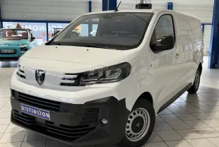Vue 3/4 avant droit d’un Peugeot Expert Fourgon blanc avec boucliers noirs et jantes tôles grises en showroom.
