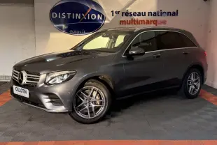 Mercedes GLC 250 Fascination gris foncé vu en 3/4 avant droit dans un showroom avec jantes alliage.