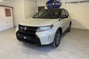 Suzuki Vitara 2026 titan dark gray en 3/4 avant droit, avec calandre noire et toit contrasté noir.