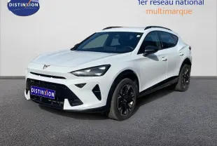 Vue 3/4 avant du CUPRA Formentor blanc neige métal avec jantes noires et détails noirs contrastants.