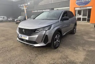 Peugeot 3008 gris Artense vue 3/4 avant droit, avec calandre noire et jantes alliage bi-ton visibles.