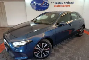 Mercedes Classe A 250 e Business Line bleu, vue 3/4 avant droit avec phares LED allumés et jantes distinctives.