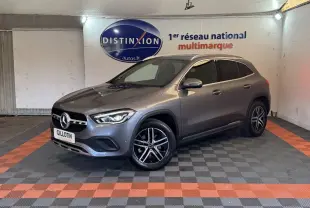 Mercedes GLA 250 e Business Line gris foncé, vue 3/4 avant droite, avec jantes alliage et calandre distinctive.