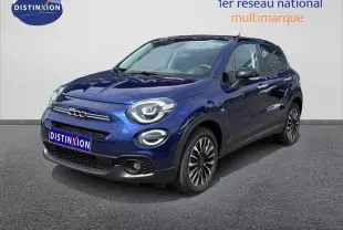 Fiat 500X bleu Venezia en 3/4 avant droit, mettant en valeur ses jantes alliage et ses optiques LED rondes.