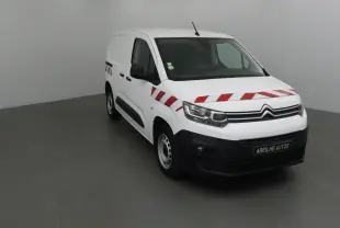 Vue 3/4 avant gauche d’un utilitaire Citroën Berlingo blanc avec bandes rouges diagonales sur capot et flanc.