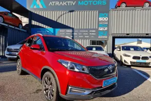 Vue 3/4 avant du SUV électrique SERES 3 Luxury en rouge carmin, avec calandre noire et jantes foncées.