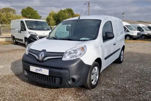 Vue avant d'un Renault Kangoo blanc 2021 avec pare-chocs noir mat sur un parking extérieur.