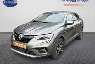 Renault Arkana gris 3/4 avant droit avec jantes bi-ton et calandre noire sur fond neutre showroom.