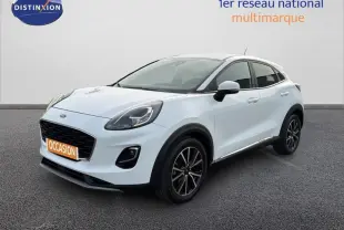 Ford Puma blanc en 3/4 avant droit, avec jantes alliage noires et vitres surteintées visibles.