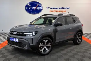 Dacia Duster 1.8 Full Hybride gris schiste en 3/4 avant droit, avec jantes alliage et calandre moderne.