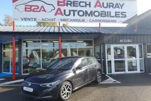 Volkswagen Golf 1.5 eTSI Style noir nacré vue 3/4 avant droit devant un garage Brech Auray Automobiles