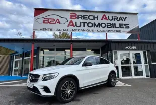 Mercedes GLC Coupé blanc polaire vu en 3/4 avant droit devant un garage Brech Auray Automobiles