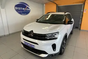 Citroën C5 Aircross Hybride blanc Okenite vue 3/4 avant droit en intérieur avec jantes alliage biton.