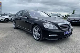 Mercedes Classe S 600 L noire vue en 3/4 avant droit avec jantes AMG 5 branches et calandre chromée.