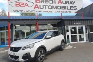 Peugeot 3008 blanc nacré vue 3/4 avant droit devant un garage Brech Auray Automobiles.
