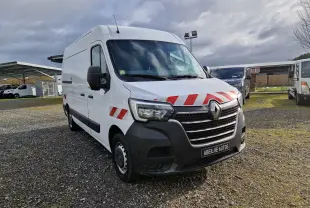 Vue 3/4 avant d’un Renault Master blanc avec bandes rouges réfléchissantes sur capot et porte côté gauche.