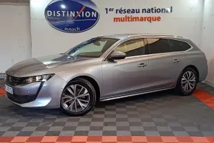 Peugeot 508 BlueHDi gris clair vue de profil droit en break, avec jantes alliage et feux LED allumés.