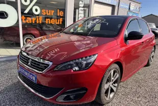 Peugeot 308 GT Line rouge foncé vue 3/4 avant droit avec calandre chromée et jantes aluminium 17 pouces diamantées.
