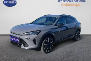 Vue 3/4 avant d'un CUPRA Formentor 1.5 eTSI 150CH DSG7 en gris Graphene avec jantes bi-ton et lignes dynamiques.