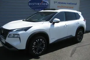 Nissan X-Trail blanc nacré en 3/4 avant droit, avec jantes bi-ton et détails noirs contrastants.