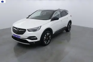 Opel Grandland X blanc métal en vue 3/4 avant droit avec toit noir et jantes bicolores.