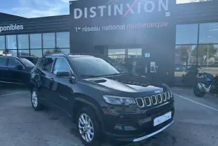 Jeep Compass noir métallisé en 3/4 avant droit, avec calandre à sept fentes et jantes alliage 17 pouces visibles.