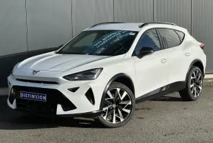 Vue 3/4 avant d'un CUPRA Formentor blanc Neige avec jantes alliage 19'' Sandstorm et détails noirs contrastants.