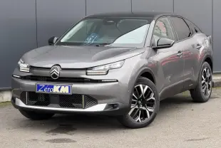 Citroën C4 hybride gris Mercury avec toit noir, vue 3/4 avant mettant en valeur les jantes alliage 18 pouces.