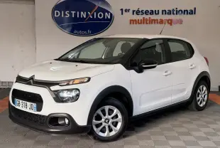 Vue 3/4 avant droite d'une Citroën C3 blanche 2021 avec phares LED et rétroviseurs noirs brillants.