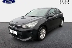KIA Rio noir Ébène vue 3/4 avant droit, avec calandre chromée et jantes alliage visibles.