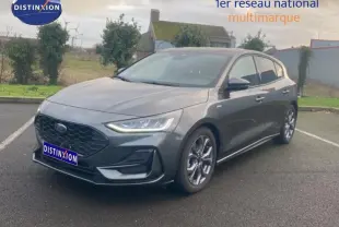 Ford Focus 1.5 EcoBlue gris foncé vue 3/4 avant droit, jantes alliage 17 pouces et phares LED allumés.