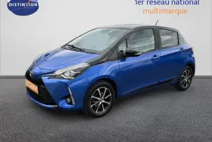 Toyota Yaris bleu foncé vue 3/4 avant droit, avec jantes alliage et phares antibrouillard visibles.