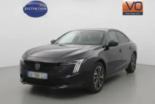 Peugeot 508 Hybrid noir vue 3/4 avant droit, avec jantes alliage 17 pouces et feux LED distinctifs.