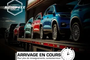Vue de côté droit sur une Opel Corsa gris métallisé chargée sur un camion, entourée d'autres véhicules colorés.