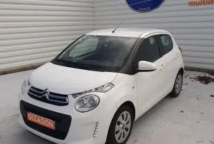 Citroën C1 blanche vue 3/4 avant droit, compacte cinq portes avec phares ronds et calandre noire.