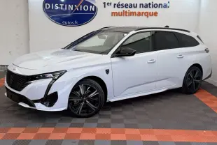 Peugeot 308 Hybrid 136 e-DCS6 GT blanche vue 3/4 avant droit, jantes noires et toit noir contrasté.