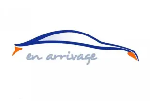Silhouette stylisée bleue et orange d'une voiture avec le texte "en arrivage" sur fond blanc.