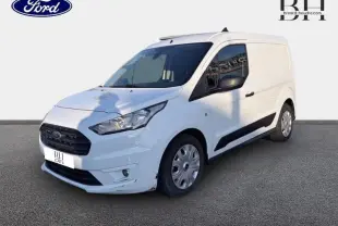Vue 3/4 avant droit d'un Ford Transit Connect blanc glacier avec calandre noire et rétroviseurs noirs.