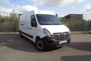 Fourgon Opel Movano blanc polaire vu en 3/4 avant droit, avec calandre noire et plaque "DISPONIBLE" visible.