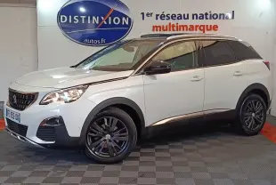 Peugeot 3008 blanc en vue 3/4 avant droit, avec jantes noires et toit noir contrastant en intérieur showroom.