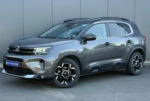Citroën C5 Aircross Hybrid gris Platinium en 3/4 avant droit, avec jantes bi-ton et protections latérales noires.