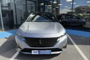 Vue avant du Peugeot 308 PHEV 225e GT gris métal 2023, avec calandre noire et logo lion distinctif.