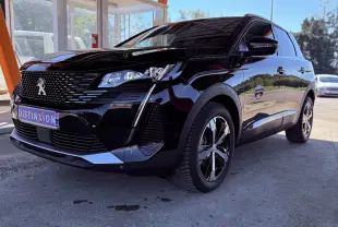 Peugeot 3008 noir perle métal en 3/4 avant droit, avec calandre distinctive et jantes alliage bicolores.