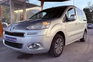Vue 3/4 avant droit d'un Peugeot Partner Tepee gris 2014 avec phares allumés et jantes spécifiques Family.