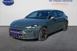 CUPRA Leon 1.5 eTSI 150CH DSG bleu Fjord en 3/4 avant droit avec jantes noires bicolores sur sol gris.