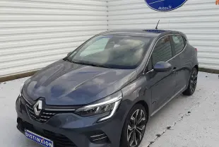 Renault Clio V TCE 90 Intens gris titanium vue de face, mettant en valeur sa calandre distinctive et ses phares LED.