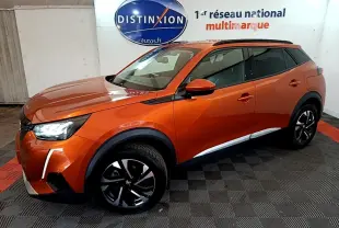 Peugeot 2008 orange vue 3/4 avant droit dans un showroom avec jantes noires et toit noir.