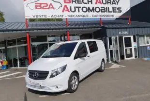 Vue 3/4 avant d'un Mercedes Vito Fourgon blanc Pur Spéciale stationné devant un garage Brech Auray Automobiles.