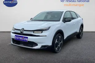 Vue 3/4 avant d'une Citroën C4 blanche métal 2026 avec détails noirs contrastants et jantes modernes.